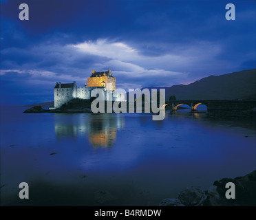 Eilean Donan Castle in der Dämmerung, Wester Ross, Schottland, Stockfoto