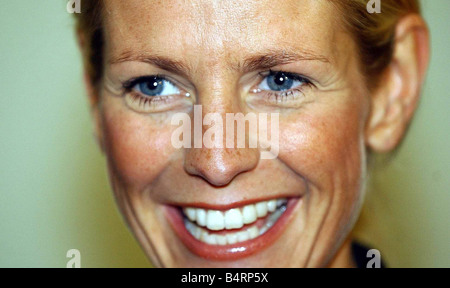 Ulrika Jonsson unterschreibt Exemplare ihres neuen Buches bei Waterstones in New street Stockfoto