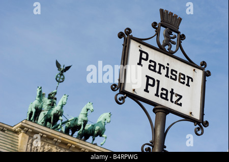 Detail der Quadriga auf dem Brandenburger Tor und Straßenschild am Pariser Platz in Berlin-Deutschland-2008 Stockfoto