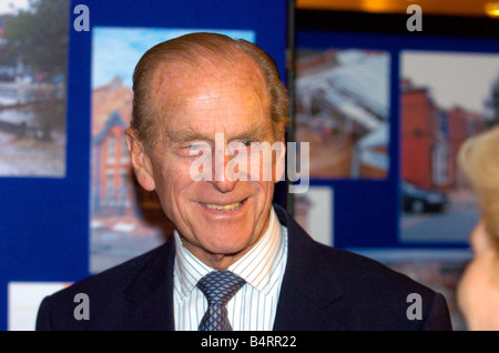 Der Herzog von Edinburgh auf seine Vist in Lahore Karahi Restaurant in Ladypool Straße Birmingham, sprechen für die Bewohner und Rettungsdienste, die mit der Tornado beteiligt waren Stockfoto