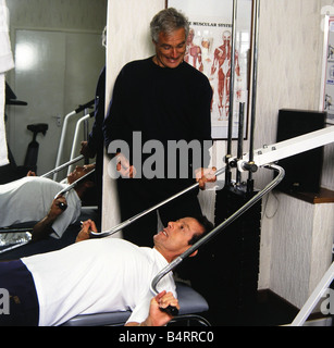 Politiker und Fernsehmoderator Robert Kilroy Silk trainieren Sie im Fitness-Studio mit Schauspieler Leslie Grantham Circa Dezember 2001 Henlow Grange Gesundheitsfarm Stockfoto