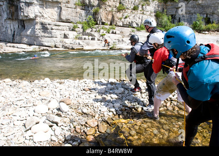 Kajak-Paddler üben Fluss rettet auf bewegtem Wasser Stockfoto