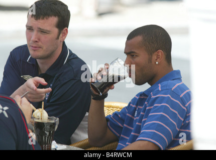 Ashley Cole und Wayne Bridge genießen Sie einen Spaziergang rund um Baden Baden Ashley Cole sieht auf einem Plakat begrüßen Victoria Beckham, Baden Baden, genießen eine Coca Cola Juni 2006 Stockfoto