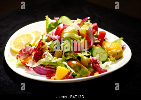 Griechischer Salat mit Feta-Käse und Oliven Stockfoto