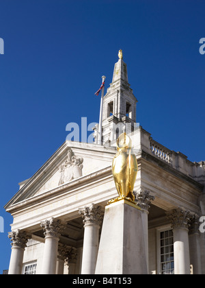 Das Symbol der weisen Eule vor der Stadthalle von Leeds, in der sich das Stadthaus von Leeds befindet. Millennium Square, Leeds, Yorkshire, Großbritannien Stockfoto