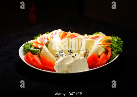 Schinken mit Käse und Oliven Salat Stockfoto