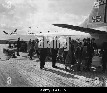 Suez Krise 1956 britische Civillians evakuiert aus Ägypten kommen in Southampton durch Flugboot Stockfoto