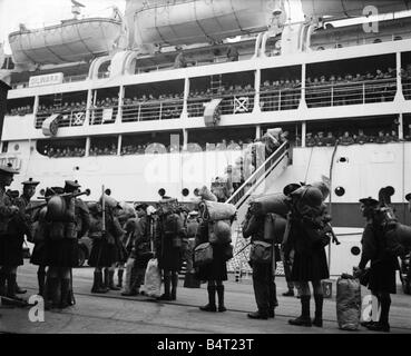 Suez Krise 1956 Männer von Argyll und Sutherland Highlanders Einschiffen auf die Truppentransporter Dilwara für den Nahen Osten Stockfoto