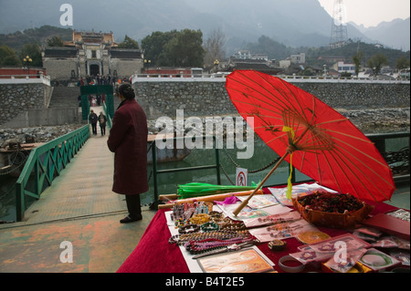 China, Provinz Hubei, Sandouping, Yangtze River Cruise Port durch 3-Schluchten-Staudamm, roten Sonnenschirm Stockfoto