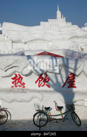 China, Heilongjiang, Harbin, Eis und Schneefestival, Französisch Themed Schneeskulpturen von gefrorenen Sun Island Lakefrozen Stockfoto