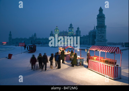 China, Heilongjiang, Harbin, Haerbin Ice and Snow World Festival, Ice-Bahnhof mit Snack-Shop Stockfoto