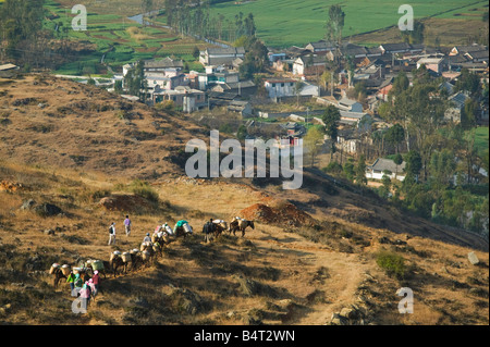 CHINA, Provinz Yunnan, Erhai Hu Seengebiet, Jiangwei Dorf, Pferd Wohnwagen in den Bergen Stockfoto