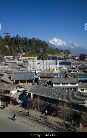 China, Provinz Yunnan, Lijiang, Altstadt, Dächer und Jade Dragon Snow Mountain Stockfoto