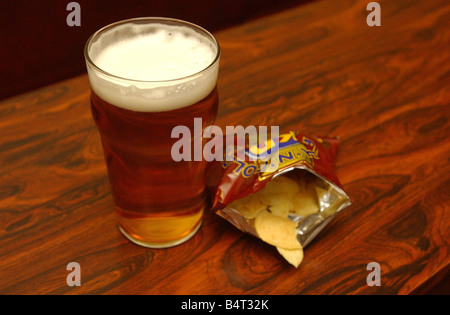 Ein Bild von ein Pint Lager und eine Packung Chips Stockfoto