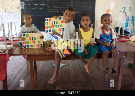 Kinder im Klassenzimmer, Lailai Insel Yasawa Kette, Fidschi Stockfoto