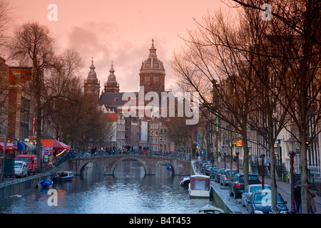 Oudezijds Achterburgwal Kanal und Sankt Nikolaus (St. Nicolaas Kerk), Amsterdam, Holland Stockfoto