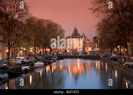Kloveniers Burgwal Kanal und Waag historisches Gebäude, Nieuwmarkt, Amsterdam, Holland Stockfoto