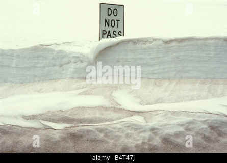 Don ' t pass Zeichen mit Schnee bedeckt Stockfoto