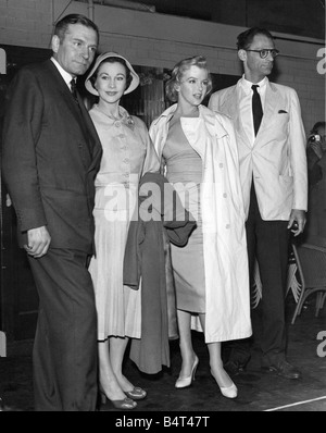 Schauspielerin Marilyn Monroe abgebildet mit Ehemann Dramatiker Arthur Miller am Londoner Flughafen Sir Laurence Olivier angekommen Stockfoto