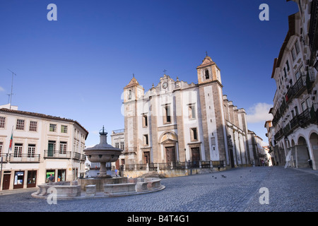 Praça do Giraldo und Ingreja Santo Antao, Evora (UNESCO Weltkulturerbe), Alentejo, Portugal Stockfoto