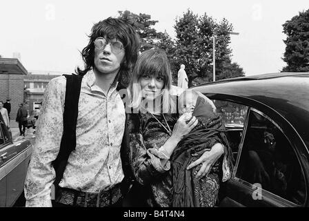 Rolling Stones-Gitarrist Keith Richards mit Anita Pallenberg Kings College Hospital mit ihren zehn Tage alten Sohn Marlon verlassen hier gesehen Stockfoto