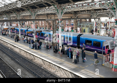 lokalen Pendlerzug Diesel und Menschen stehen auf der Plattform Bahnhof Preston, Lancashire England UK Stockfoto