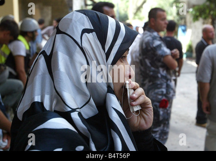 Eine Frau wartet auf Nachrichten von Verwandten begraben unter den Trümmern eines Gebäudes, das von einer israelischen Überfall in Beirut getroffen wurde der Angriff stattfand auf Shiyah eine Wohngegend in Beirut 13 Personen getötet und verwundet Dutzende nach Angaben der libanesischen Regierung Stockfoto