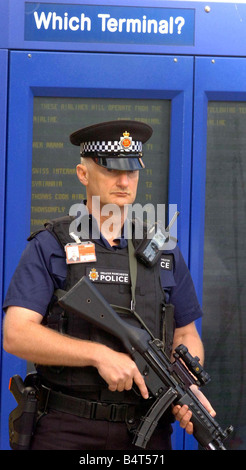 Ein bewaffneter Polizist patrouilliert Manchester Airport nach anti-Terror-Einheiten der Metropolitian Polizei und MI5 vereitelt ein Terroranschlags auf mehrere Flugzeuge im Flug zwischen den Vereinigten Staaten und das Vereinigte Königreich mit Sprengstoff in die Luft sprengen in der hand Gepäck August 2006 geschmuggelt Stockfoto