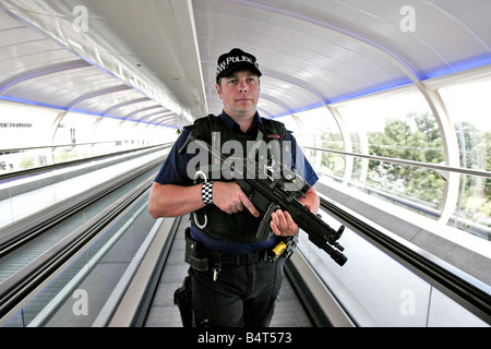 Ein bewaffneter Polizist patrouilliert Manchester Airport nach anti-Terror-Einheiten der Metropolitian Polizei und MI5 vereitelt ein Terroranschlags auf mehrere Flugzeuge im Flug zwischen den Vereinigten Staaten und das Vereinigte Königreich mit Sprengstoff in die Luft sprengen in der hand Gepäck August 2006 geschmuggelt Stockfoto