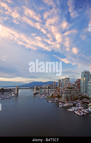 Downtown Vancouver Skyline und Burrard Bridge, Vancouver, Britisch-Kolumbien Stockfoto