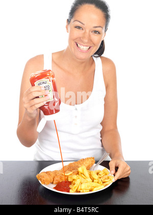 Junge Frau, Ketchup auf Fish &amp; Chips-Modell veröffentlicht Stockfoto