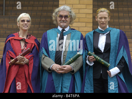 Royal Scottish Academy of Musik und Drama Juli 2006 L R Sängerin Annie Lennox Komiker Billy Connelly und Schauspielerin Tilda Swinton gesehen hier nach Erhalt ihrer Ehrentitel Stockfoto