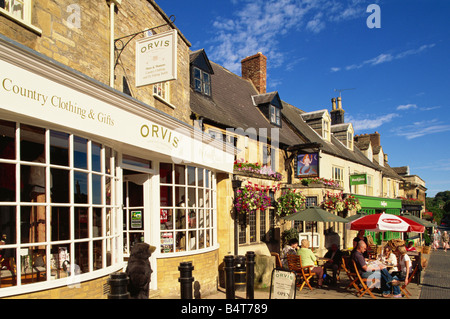 England, Oxfordshire, Cotswolds, Burford, Straßenszene Stockfoto