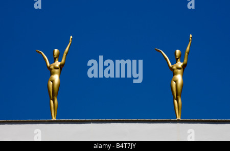 Zwei goldene Statuen auf dem Dach des Dalí-Museum in Figueras Katalonien Spanien Stockfoto