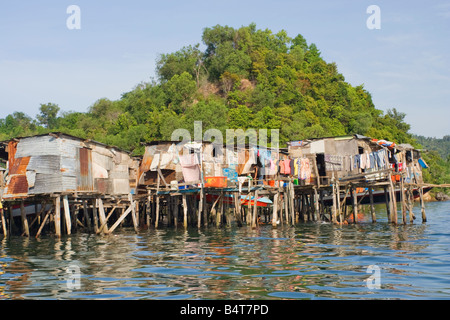 Flüchtling Dorf auf Stelzen über dem Wasser rund um Pulau Gaya in Tunku Abdul Rahman Nationalpark nr Kota Kinabalu Sabah Malaysia Stockfoto