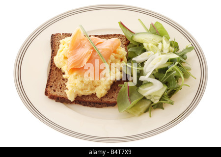 Frisch zubereitete Geheilt geräucherter Lachs Fisch und Rührei auf Toast braun Isoliert gegen einen weißen Hintergrund mit keine Menschen und einen Freistellungspfad Stockfoto