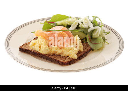 Frisch zubereitete Geheilt geräucherter Lachs Fisch und Rührei auf Toast braun Isoliert gegen einen weißen Hintergrund mit keine Menschen und einen Freistellungspfad Stockfoto