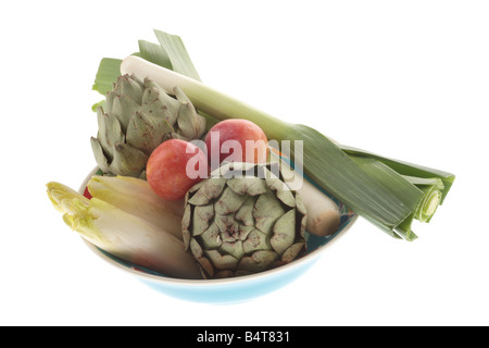 Gesunde Auswahl an frischen Roh rohe Gemüse fertig zu kochen Isoliert gegen einen weißen Hintergrund mit keine Menschen und einen Freistellungspfad Stockfoto