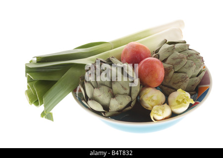 Gesunde Auswahl an frischen Roh rohe Gemüse fertig zu kochen Isoliert gegen einen weißen Hintergrund mit keine Menschen und einen Freistellungspfad Stockfoto