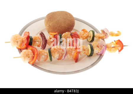 Frische, gesunde BBQ oder gegrillte Garnelenspiesse mit rotem Paprika und Zucchini Isoliert gegen einen weißen Hintergrund mit keine Menschen und einen Freistellungspfad Stockfoto