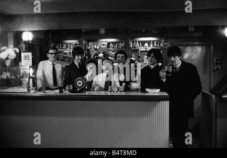 Die Kinks-pop-Gruppe September 1964 Ray Davies und Dave Davies in einem Pub genießen Sie einen Pint Bier mit dem Vermieter Stockfoto