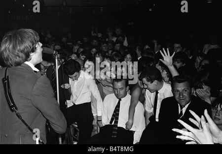 Die Knicke auf der Bühne singen, eine große Menschenmenge September 1964 Stockfoto