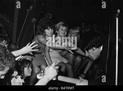 Die Knicke auf der Bühne während eines Konzerts von treuen weiblichen Fans September 1964 beobachtet Stockfoto