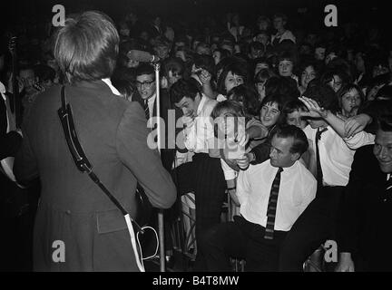 Die Knicke auf der Bühne singen, eine große Menschenmenge September 1964 Stockfoto