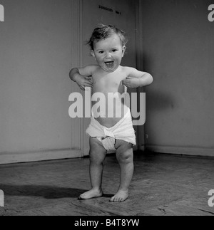 1957 National Health Service Baby Klinik A 14 Monate Baby trollt über die Baby-Klinik vor dem Schlafengehen die Ärzte Chirurgie ca. 1957 Stockfoto