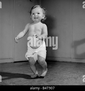 Ein 14-Monats-Baby trollt über die Baby-Klinik vor dem Schlafengehen die Ärzte Chirurgie ca. 1957 Stockfoto