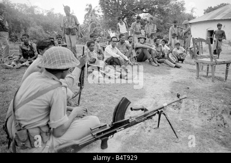 Pakistan - Bangladesch Bürgerkrieg Juni 1971; Ein großes Gebiet von Ost-Pakistan Gebiet ist unter der Kontrolle von Bangladesch Freiheitskämpfer. Diese Bilder wurden auf Patrouille mit einer operativen Einheit, deren Lager ist im Dschungel nur innerhalb der indischen Grenze.; O Ihr Bild zeigt: John Pilger mit Soldaten auf Patrouille in Ost-Pakistan Stockfoto