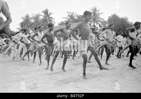 Pakistan - Bangladesch Bürgerkrieg Juni 1971; Ein großes Gebiet von Ost-Pakistan Gebiet ist unter der Kontrolle von Bangladesch Freiheitskämpfer. Diese Bilder wurden auf Patrouille mit einer operativen Einheit, deren Lager ist im Dschungel nur innerhalb der indischen Grenze.; O Ihr Bild zeigt: Truppen im camp Training vor dem ausgehen auf Operationen Stockfoto