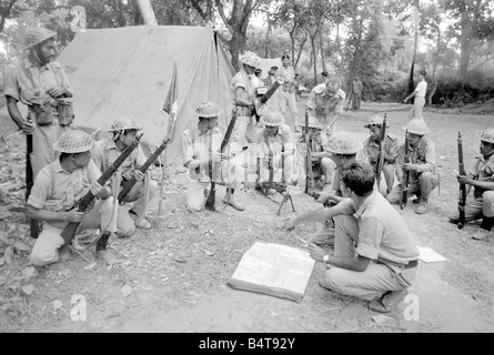 Pakistan - Bangladesch Bürgerkrieg Juni 1971; Ein großes Gebiet von Ost-Pakistan Gebiet ist unter der Kontrolle von Bangladesch Freiheitskämpfer. Diese Bilder wurden auf Patrouille mit einer operativen Einheit, deren Lager ist im Dschungel nur innerhalb der indischen Grenze.; O Ihr Bild zeigt: Truppen im camp Training vor dem ausgehen auf Operationen Stockfoto