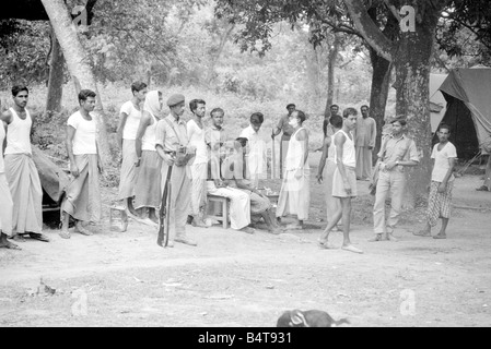 Pakistan - Bangladesch Bürgerkrieg Juni 1971; Ein großes Gebiet von Ost-Pakistan Gebiet ist unter der Kontrolle von Bangladesch Freiheitskämpfer. Diese Bilder wurden auf Patrouille mit einer operativen Einheit, deren Lager ist im Dschungel nur innerhalb der indischen Grenze.; O Ihr Bild zeigt: Truppen vorzubereiten, gehen auf Patrouille in Ost-Pakistan Stockfoto